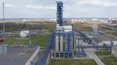 Kimyasal işleme tesisi. Modern yüksek teknoloji üretiminin havadan görünüşü. Dev bir kimyasal tesis. Büyük bir petrol rafinerisi. Tesisin boruları ve damıtması var.. 