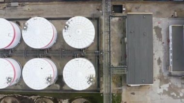 Sıvı kimyasal tank terminali, sıvı yakıt kimyasal ve petrokimyasal ürün tankı deposu, Aerial view ham petrol ve gaz terminali, kimyasal sanayi fabrikası.