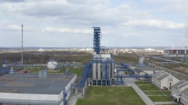 Kimyasal işleme tesisi. Modern yüksek teknoloji üretiminin havadan görünüşü. Dev bir kimyasal tesis. Büyük bir petrol rafinerisi. Tesisin boruları ve damıtması var.. 