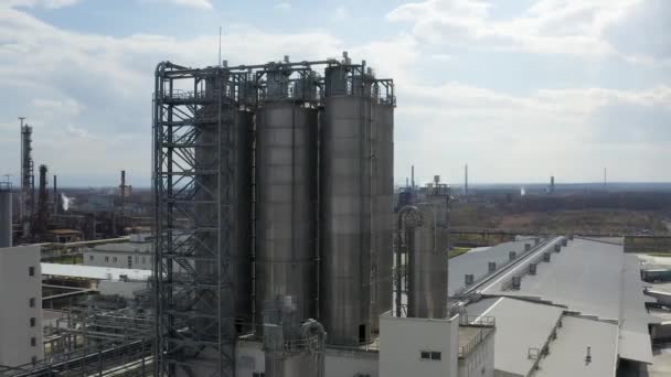 Kemisk bearbetningsanläggning. Flygfoto av modern högteknologisk produktion. En gigantisk kemisk fabrik. Ett enormt oljeraffinaderi med rör och destillation av komplexet. — Stockvideo