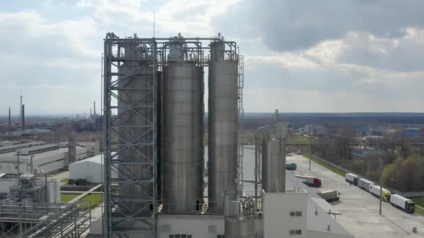 Pabrik pengolahan kimia. Pemandangan udara modern berteknologi tinggi produksi. Sebuah pabrik kimia raksasa. Sebuah kilang minyak besar dengan pipa dan distilasi kompleks. — Stok Video