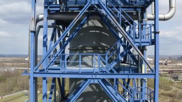 Aardolie Raffinaderij Luchtvaart 4K, Luchtzicht over olieraffinaderij of chemische fabriek en elektriciteitscentrale met veel opslagtanks en pijpleidingen — Stockvideo