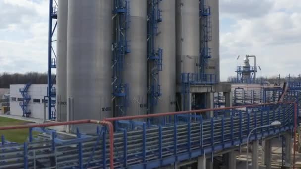 Kemisk bearbetningsanläggning. Flygfoto av modern högteknologisk produktion. En gigantisk kemisk fabrik. Ett enormt oljeraffinaderi med rör och destillation av komplexet. — Stockvideo