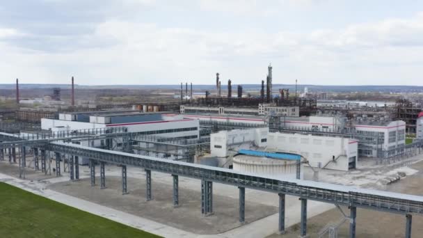 Planta de procesamiento químico. Vista aérea de la producción moderna de alta tecnología. Una planta química gigante. Una enorme refinería de petróleo con tuberías y destilación del complejo. — Vídeos de Stock