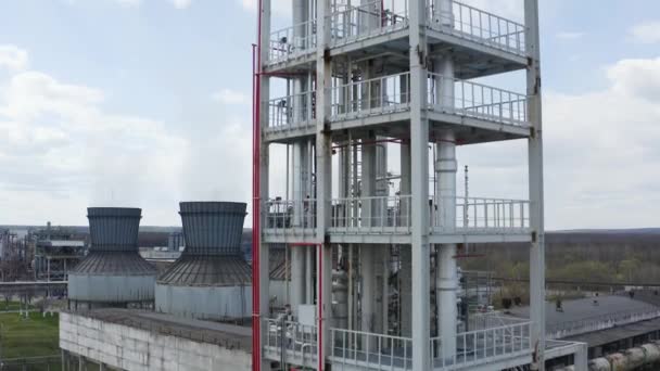 Flygfoto av ingenjörskomplex, Olje- och gasraffinaderi torn i petroleumprocessens områdesstruktur, Teknik Energi och Industrikoncept — Stockvideo