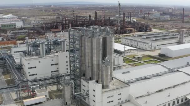 Zakład chemiczny. Widok z lotu ptaka na nowoczesną produkcję high-tech. Olbrzymia fabryka chemiczna. Ogromna rafineria ropy naftowej z rurami i destylacją kompleksu. — Wideo stockowe