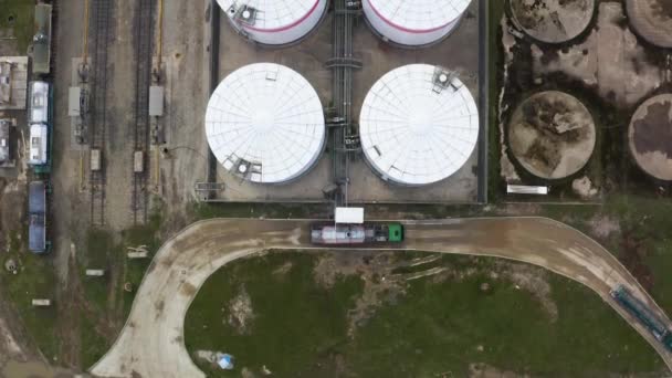 Flytande kemisk tank terminal, Lagring av flytande bensin bränsle kemisk och petrokemisk produkt tank, Flygfoto råolja och gas terminal port, kemisk industri fabrik. — Stockvideo