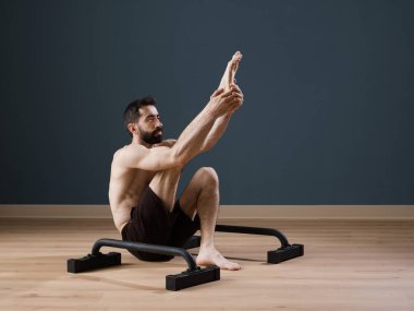 Bir jimnastik hocası evde tek başına mükemmel bir performans için eğitir.