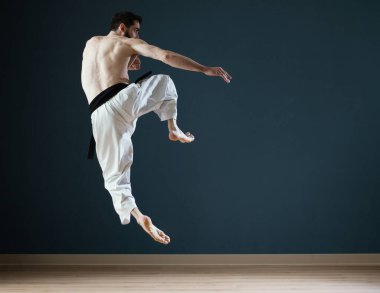 Bir Sensei Karateka eğitmeni dövüş okulunda tek başına antrenman yapar.