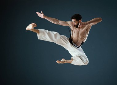 Bir Sensei Karateka eğitmeni mükemmel bir uçuş tekmesi atar.