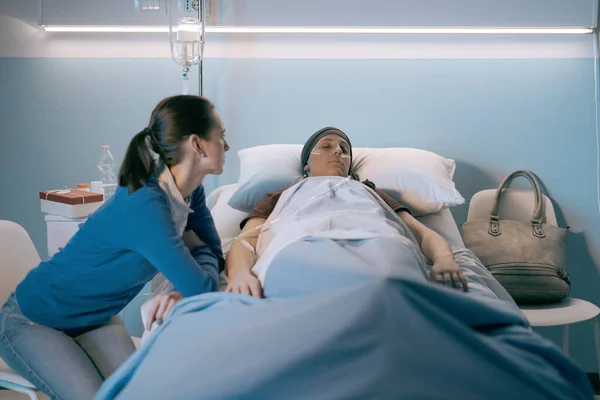 Pečující Žena Pomáhá Svému Mladému Příteli Rakovinou Nemocnici Sedí Vedle — Stock fotografie