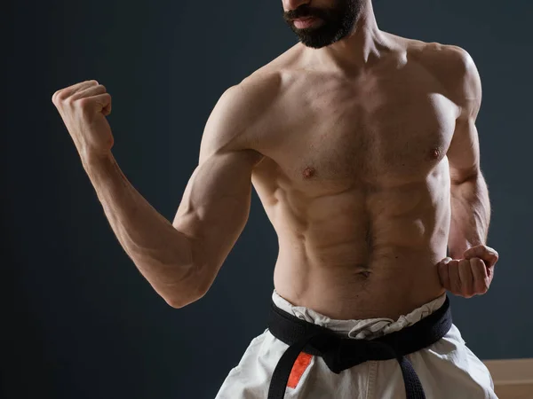 Instrutor Karateka Sensei Treina Sozinho Seu Dojo Mostrando Uma Musculatura — Fotografia de Stock