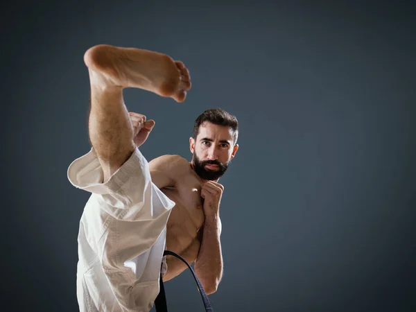 Instrutor Karateka Sensei Treina Sozinho Seu Dojo Executar Pontapé Lateral — Fotografia de Stock