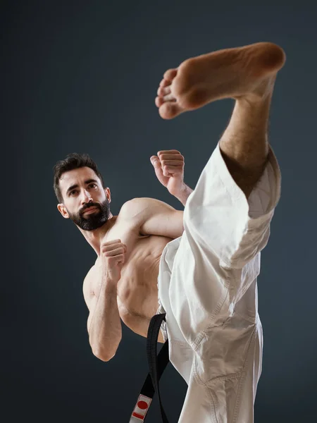 Instrutor Karateka Sensei Treina Sozinho Seu Dojo Executar Pontapé Lateral — Fotografia de Stock