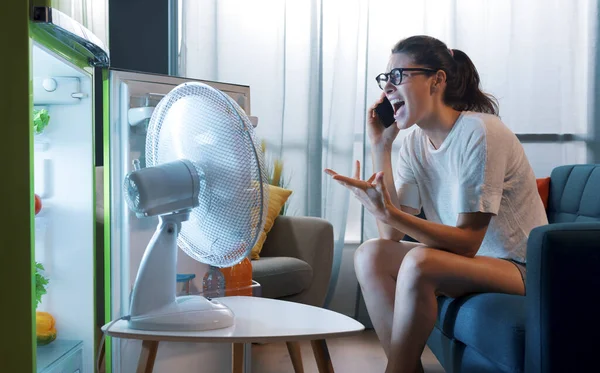 Dühös Nyitott Hűtőszekrény Előtt Beszél Telefonon Légkondicionáló Rendszer Elromlott — Stock Fotó