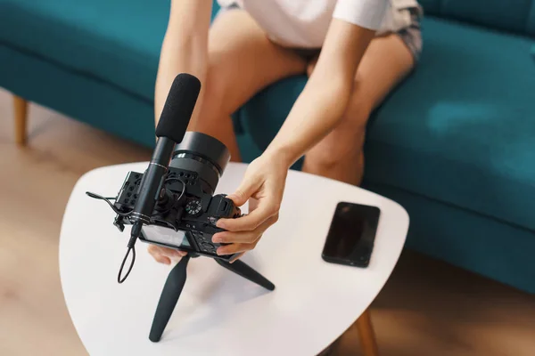 Vlogger Trabalhando Casa Ela Está Configurando Câmera Vídeo Preparando Para — Fotografia de Stock