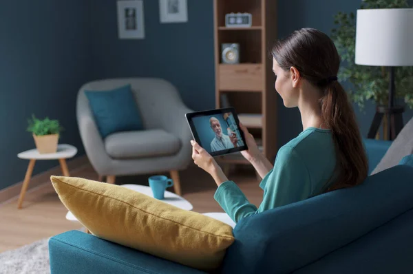 Femeie Care Apel Video Medicul Folosind Tabletă Digitală Conceptul Telemedicină — Fotografie, imagine de stoc
