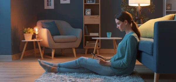 Femeia Tânără Relaxează Acasă Stă Podea Conectează Online Tableta Digitală — Fotografie, imagine de stoc
