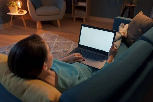 Mujer Joven Relajándose Casa Ella Está Descansando Sofá Conectarse Línea —  Fotos de Stock