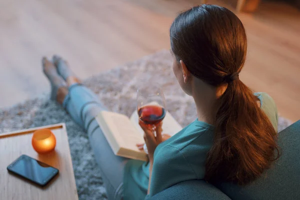 Junge Frau Entspannt Sich Hause Sie Sitzt Auf Dem Boden — Stockfoto