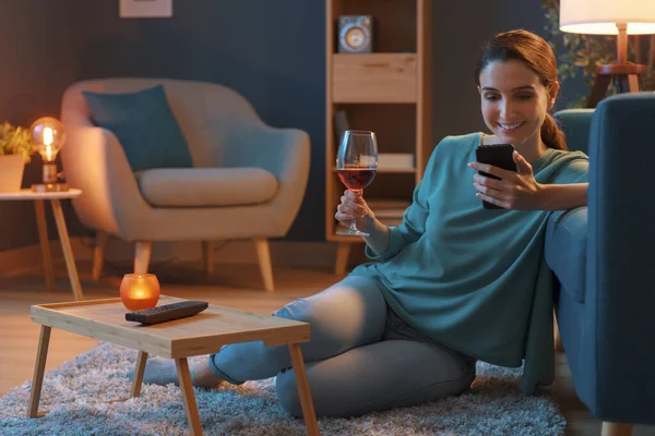 Gelukkig Vrouw Ontspannen Thuis Het Drinken Van Een Glas Wijn — Stockfoto