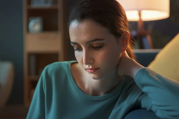 Pensive Jovem Mulher Relaxante Sala Estar Casa — Fotografia de Stock