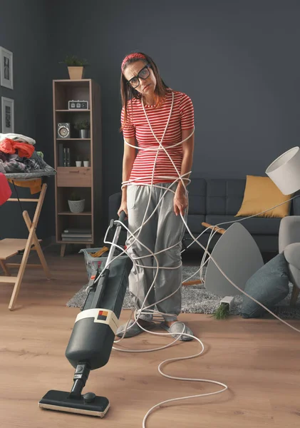 家で家事をする欲求不満な主婦 彼女はケーブルで包まれ 床を掃除し 乱雑な部屋を掃除する — ストック写真