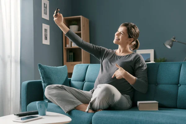 Femeie Gravidă Fericită Stând Canapea Acasă Făcând Selfie Uri Smartphone — Fotografie, imagine de stoc