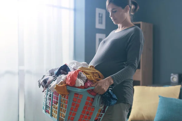 Těhotná Žena Dělá Domácí Práce Nese Těžký Koš Prádlo Těhotenství — Stock fotografie