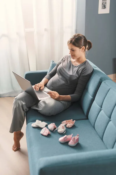 Mujer Embarazada Sentada Sofá Haciendo Compras Línea Casa Está Conectando —  Fotos de Stock