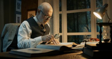 Profesyonel akademik araştırmacı masasında oturuyor ve okuyor, üniversite ve bilgi kavramı