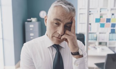 Düşünceli işadamı ofisinde durmuş düşünüyor: iş çözümleri ve stratejiler kavramı