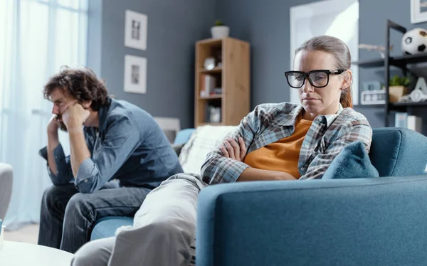 Triest Jong Stel Hebben Een Gevecht Thuis Zitten Bank Negeren — Stockfoto