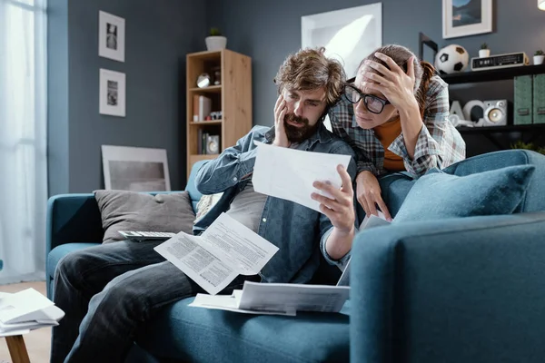 Triest Jong Paar Woonkamer Controleren Van Hun Rekeningen Huishouden Budgettering — Stockfoto