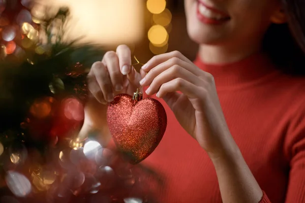 Vrouw Versiert Haar Kerstboom Thuis Hangt Een Hartvormige Ornament Feestdagen — Stockfoto