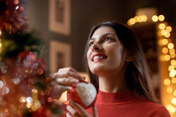 Ευτυχισμένη Γυναίκα Κρέμεται Μια Χριστουγεννιάτικη Μπάλα Στο Δέντρο Γιορτές Και — Φωτογραφία Αρχείου