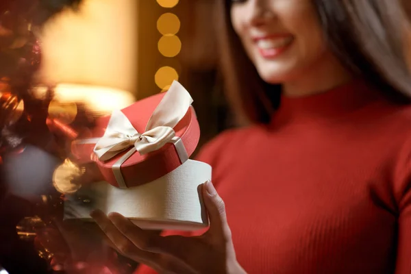 Mooie Jonge Vrouw Opent Een Hartvormig Kerstcadeau Thuis Vakantie Feestelijkheden — Stockfoto