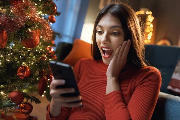 Vrouw Ontvangt Een Verrassing Haar Telefoon Voor Kerstmis Zit Woonkamer — Stockfoto