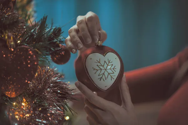 Γυναίκα Στολίζει Χριστουγεννιάτικο Δέντρο Της Στο Σπίτι Κρεμάει Ένα Όμορφο — Φωτογραφία Αρχείου