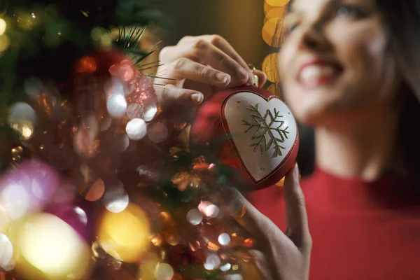 幸せな女性は木の上にクリスマスボールをぶら下げ 休日やお祝いの概念 — ストック写真
