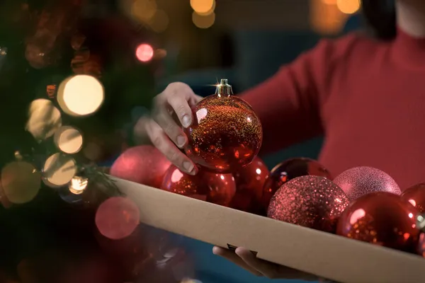 Vrouw Die Kerstballen Aan Kerstboom Hangt Haar Huis Voorbereidt Feestdagen — Stockfoto