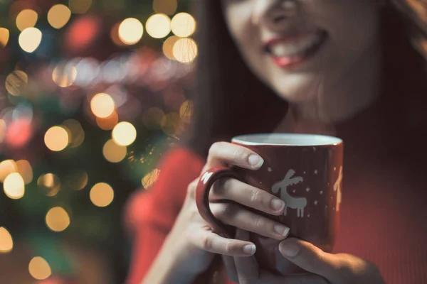 Jovem Feliz Celebrando Natal Casa Ela Está Segurando Uma Xícara — Fotografia de Stock