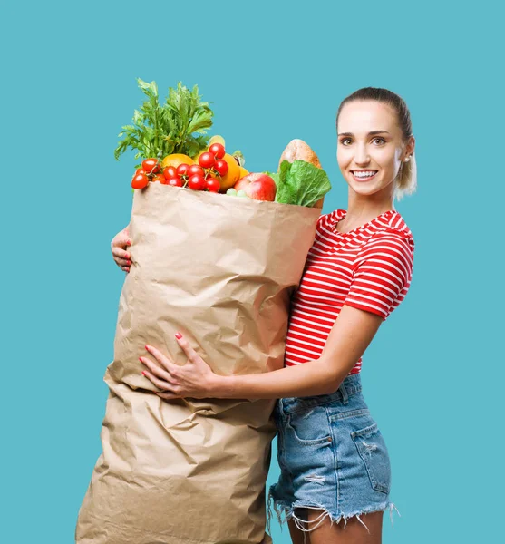 Donna Allegra Che Tiene Enorme Sacchetto Della Spesa Pieno Verdure — Foto Stock