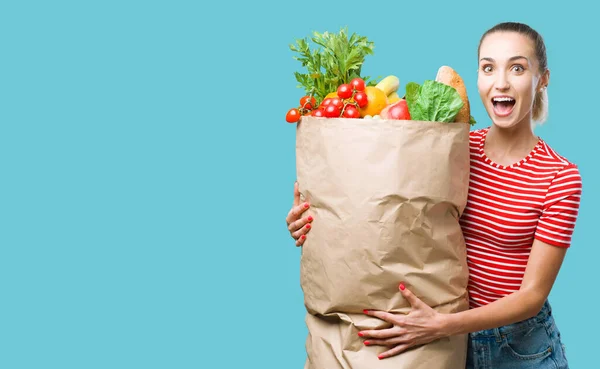 新鮮なおいしい野菜でいっぱいの巨大な食料品袋を保持している陽気な幸せな若い女性 食料品の買い物と健康的な食事の概念 — ストック写真