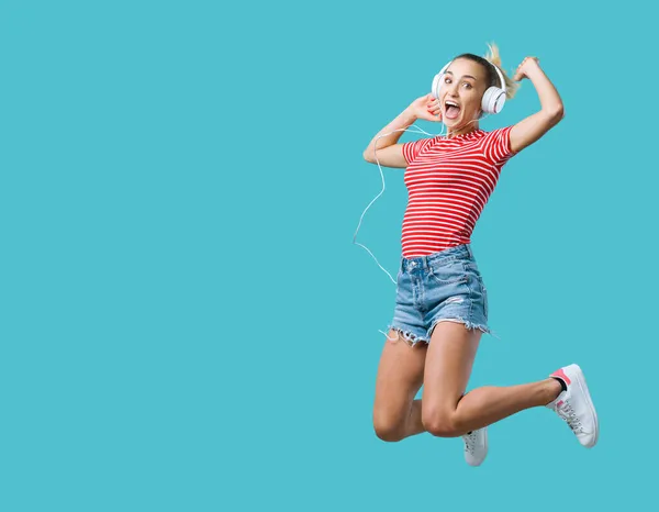 Joven Alegre Usando Auriculares Escuchando Música Ella Está Saltando Sintiéndose —  Fotos de Stock