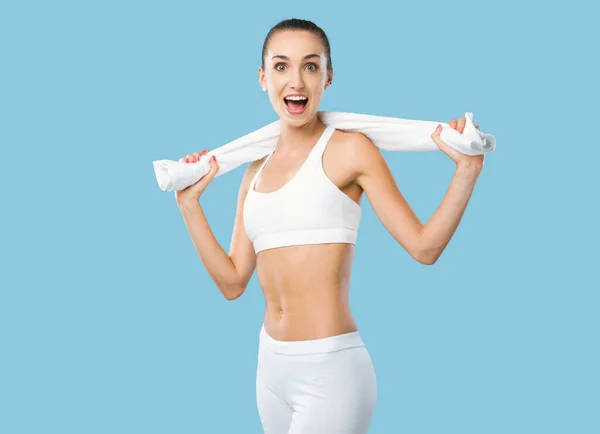 Happy Fit Vrouw Met Een Handdoek Poseren Het Sporten Fitness — Stockfoto