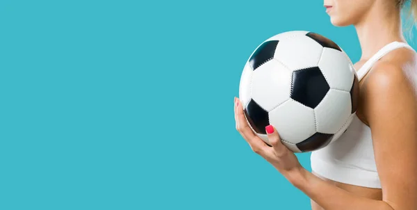 拿着足球 妇女和体育概念的胖妞 — 图库照片