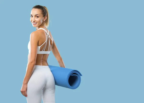 Schöne Sportliche Frau Posiert Und Hält Eine Trainingsmatte Fitness Und — Stockfoto