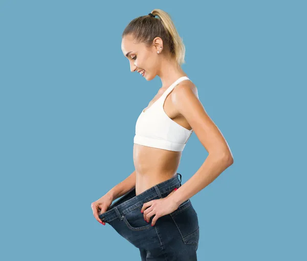 Mujer Mostrando Pérdida Peso Exitosa Sus Pantalones Vaqueros Están Sueltos —  Fotos de Stock