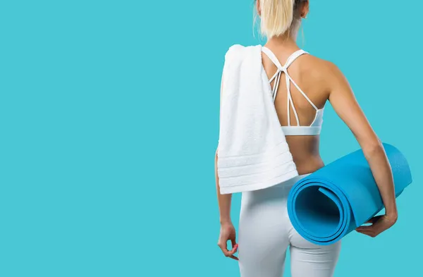 Mooie Sportieve Vrouw Poseren Vasthouden Van Een Trainingsmat Fitness Workout — Stockfoto